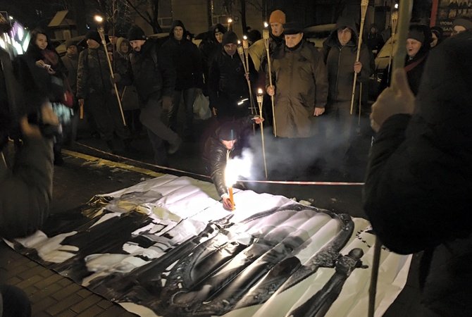 В Киеве прошло факельное шествие, приуроченное к годовщине разгона Майдана