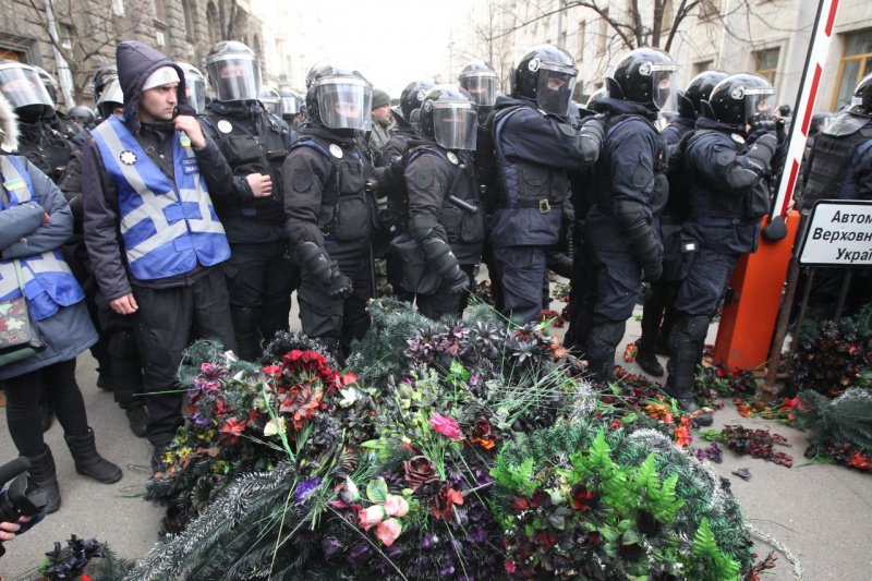 В Киеве протестующие против хищений в оборонке обложили кордон силовиков похоронными венками