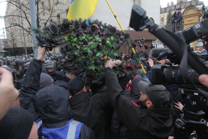 В Киеве протестующие против хищений в оборонке обложили кордон силовиков похоронными венками