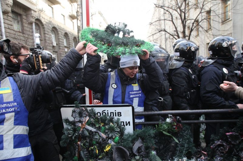 В Киеве протестующие против хищений в оборонке обложили кордон силовиков похоронными венками