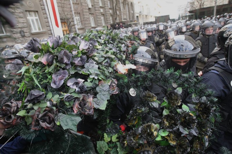 В Киеве протестующие против хищений в оборонке обложили кордон силовиков похоронными венками