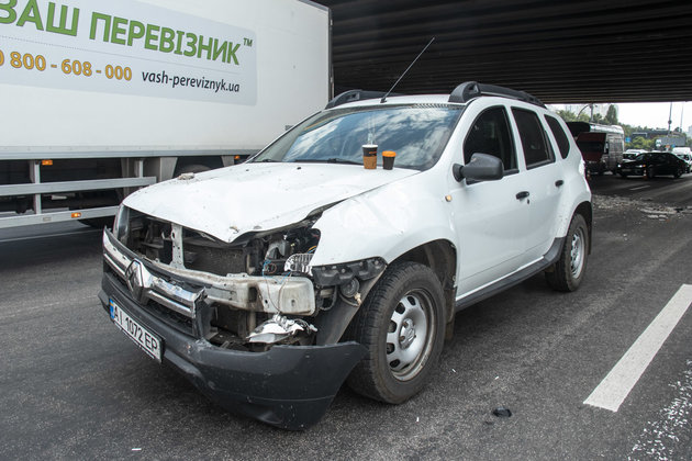 В Киеве разрушается еще один мост: осколок путепровода разбил авто (ФОТО, ВИДЕО)