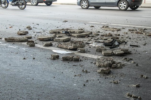 В Киеве разрушается еще один мост: осколок путепровода разбил авто (ФОТО, ВИДЕО)