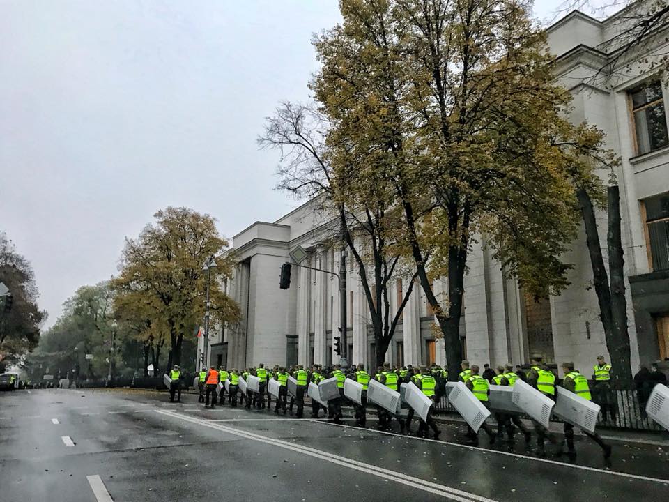 В Киеве силовики оцепили правительственный квартал