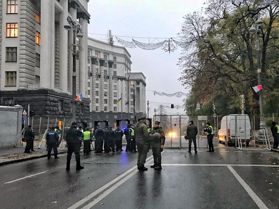 В Киеве силовики оцепили правительственный квартал