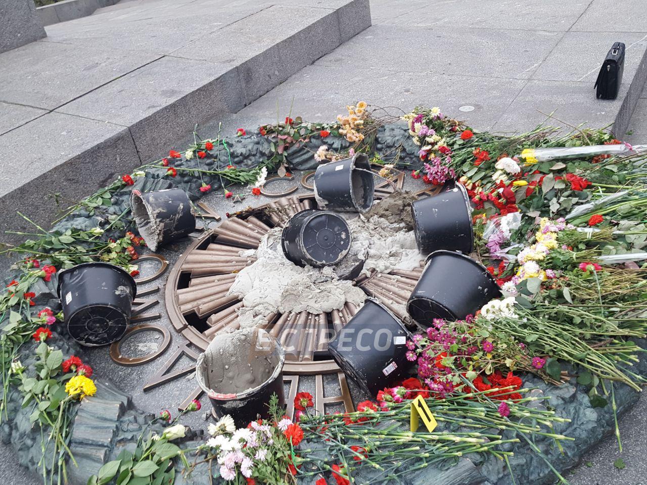 В Киеве вандалы залили цементом Вечный огонь