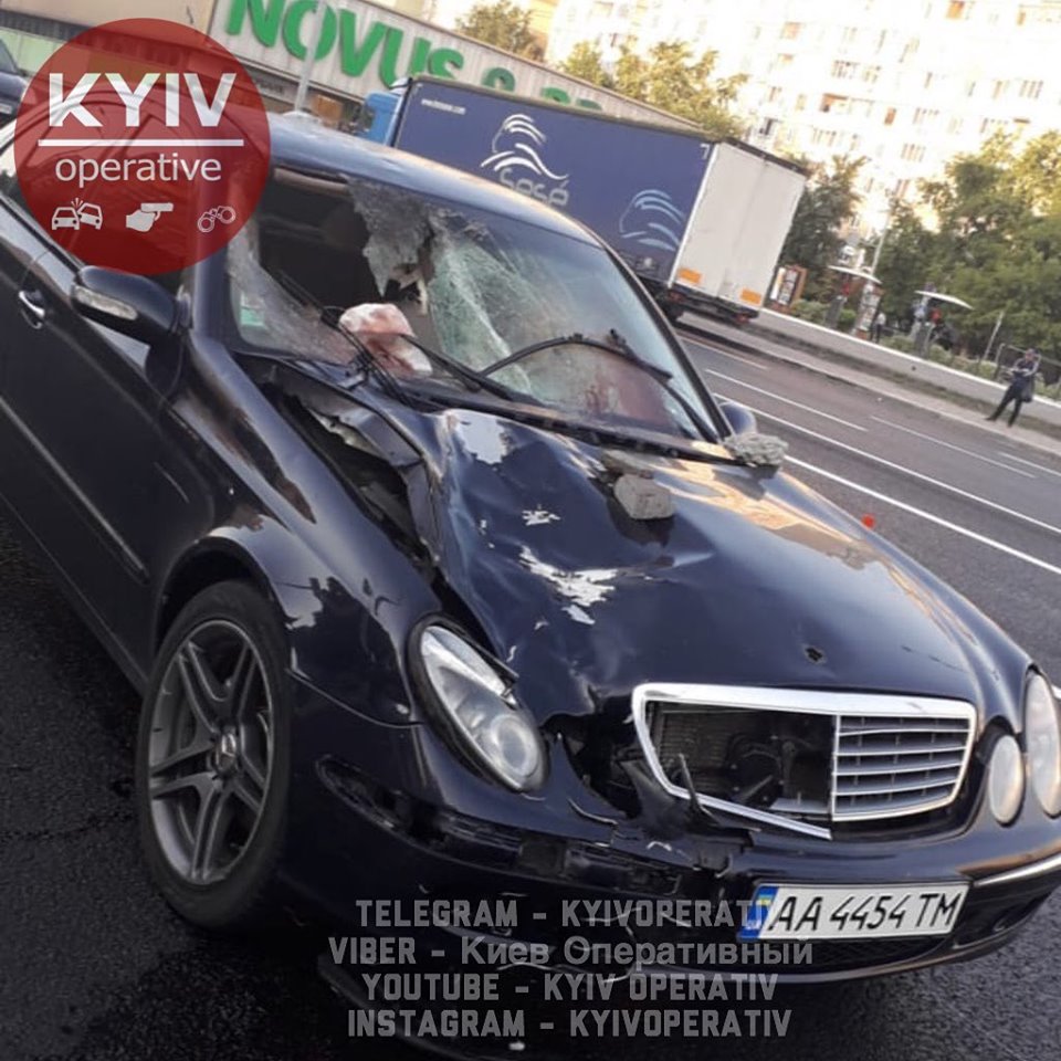 В Киеве водитель Mercedes насмерть сбил девушку и скрылся с места ДТП (ФОТО)