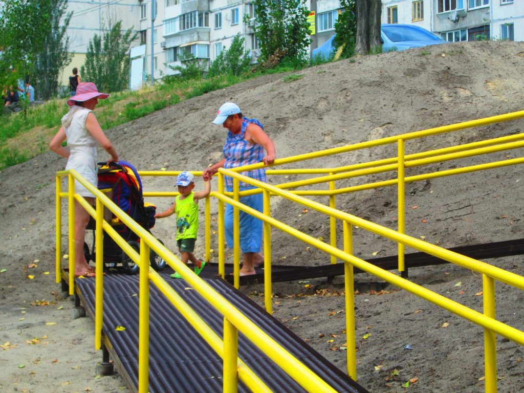 В Киеве впервые установили пандус на муниципальном пляже