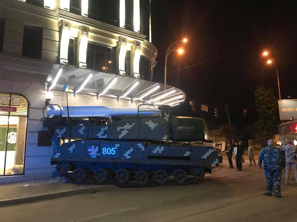 В Киеве зенитная установка врезалась в бизнес-центр во время репетиции парада ко Дню независимости (фото, видео)