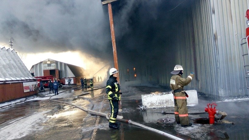 В Киевской области горит ангар, пожар тушат 55 спасателей, - ГосЧС