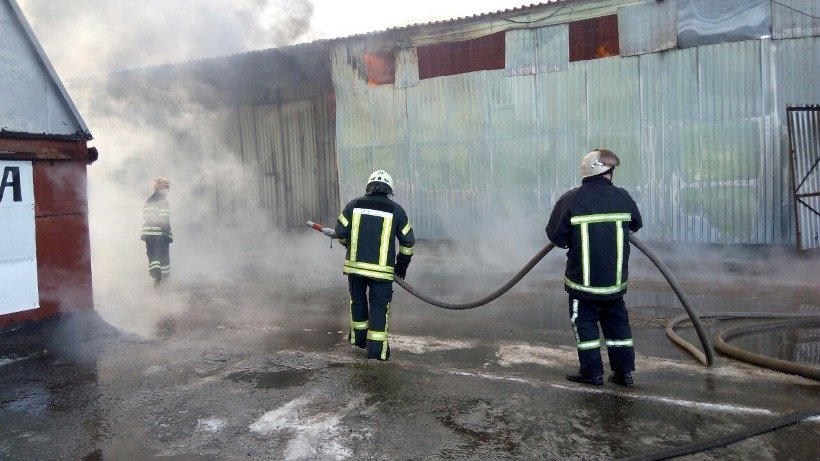 В Киевской области горит ангар, пожар тушат 55 спасателей, - ГосЧС