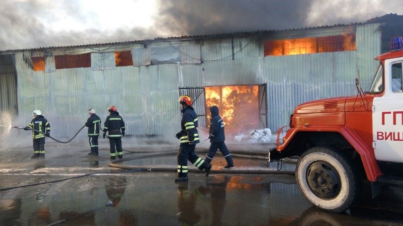 В Киевской области горит ангар, пожар тушат 55 спасателей, - ГосЧС