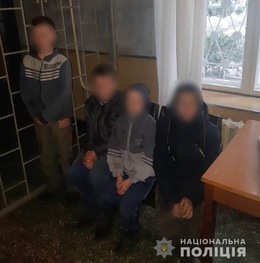 В Киевской области пьяные подростки устроили погром на кладбище