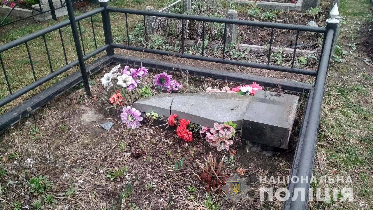 В Киевской области пьяные подростки устроили погром на кладбище