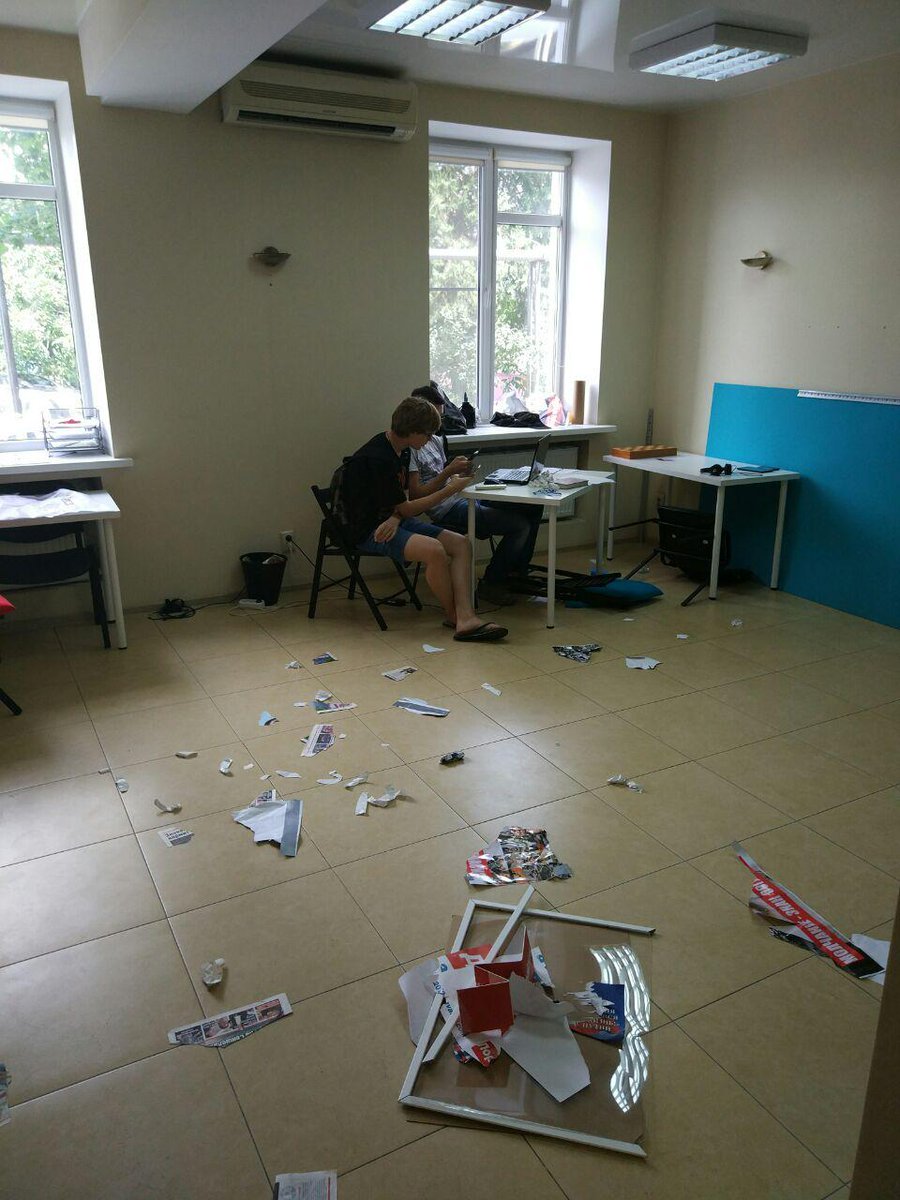 В Краснодаре пенсионеры разгромили штаб Навального