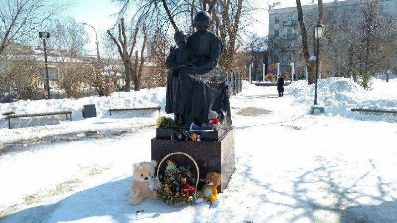В крупных городах России начались неофициальные акции в память о погибших в Кемерово