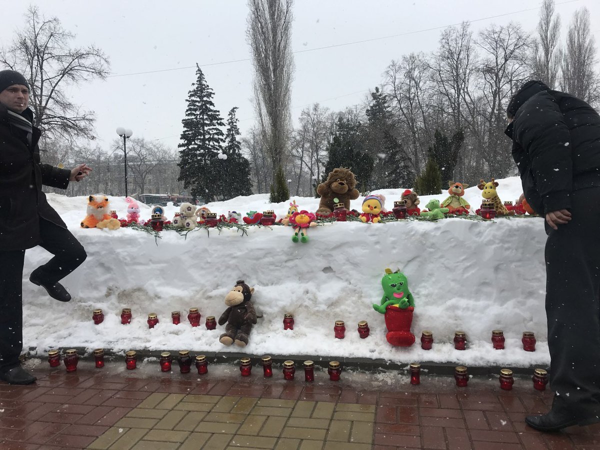 В крупных городах России начались неофициальные акции в память о погибших в Кемерово