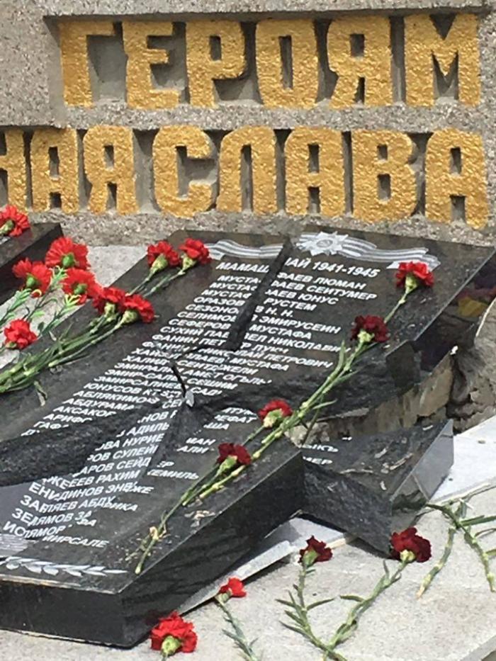 В Крыму разбили памятник с именами погибших во Второй мировой войне крымских татар (ФОТО)
