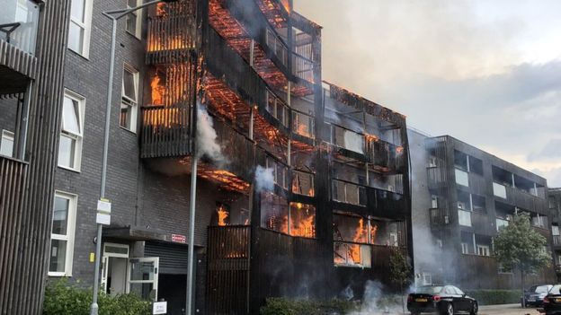В Лондоне вспыхнул масштабный пожар в жилом здании (ФОТО, ВИДЕО)