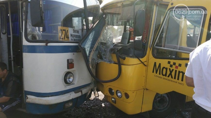 В Мариуполе при столкновении фуры, маршрутки и автобуса пострадали 16 человек
