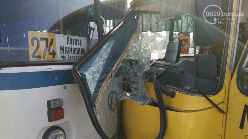 В Мариуполе при столкновении фуры, маршрутки и автобуса пострадали 16 человек