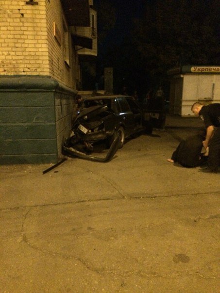 В Мелитополе иномарка врезалась в многоэтажку