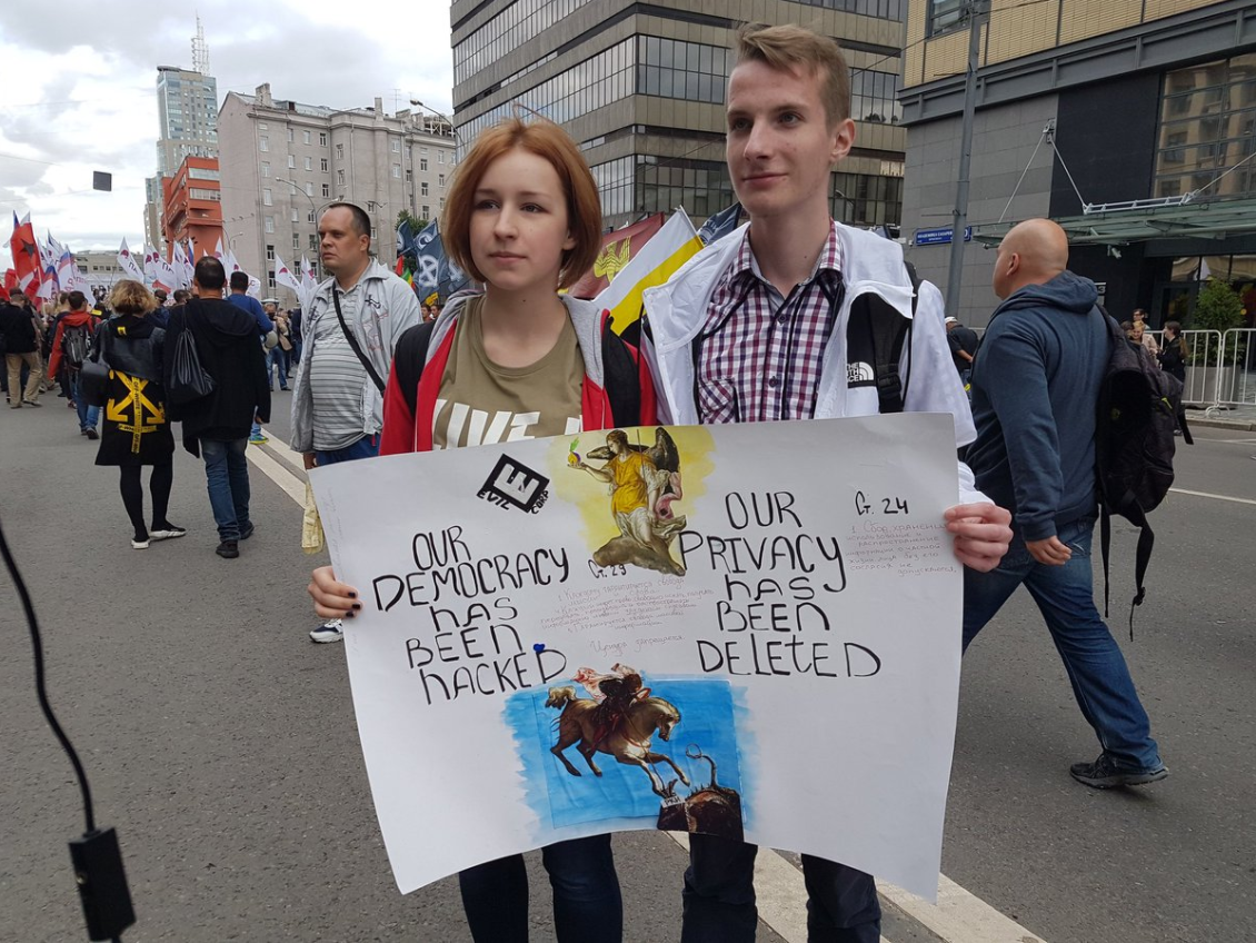 В Москве люди вышли на улицы на митинг За свободный интернет, есть задержанные