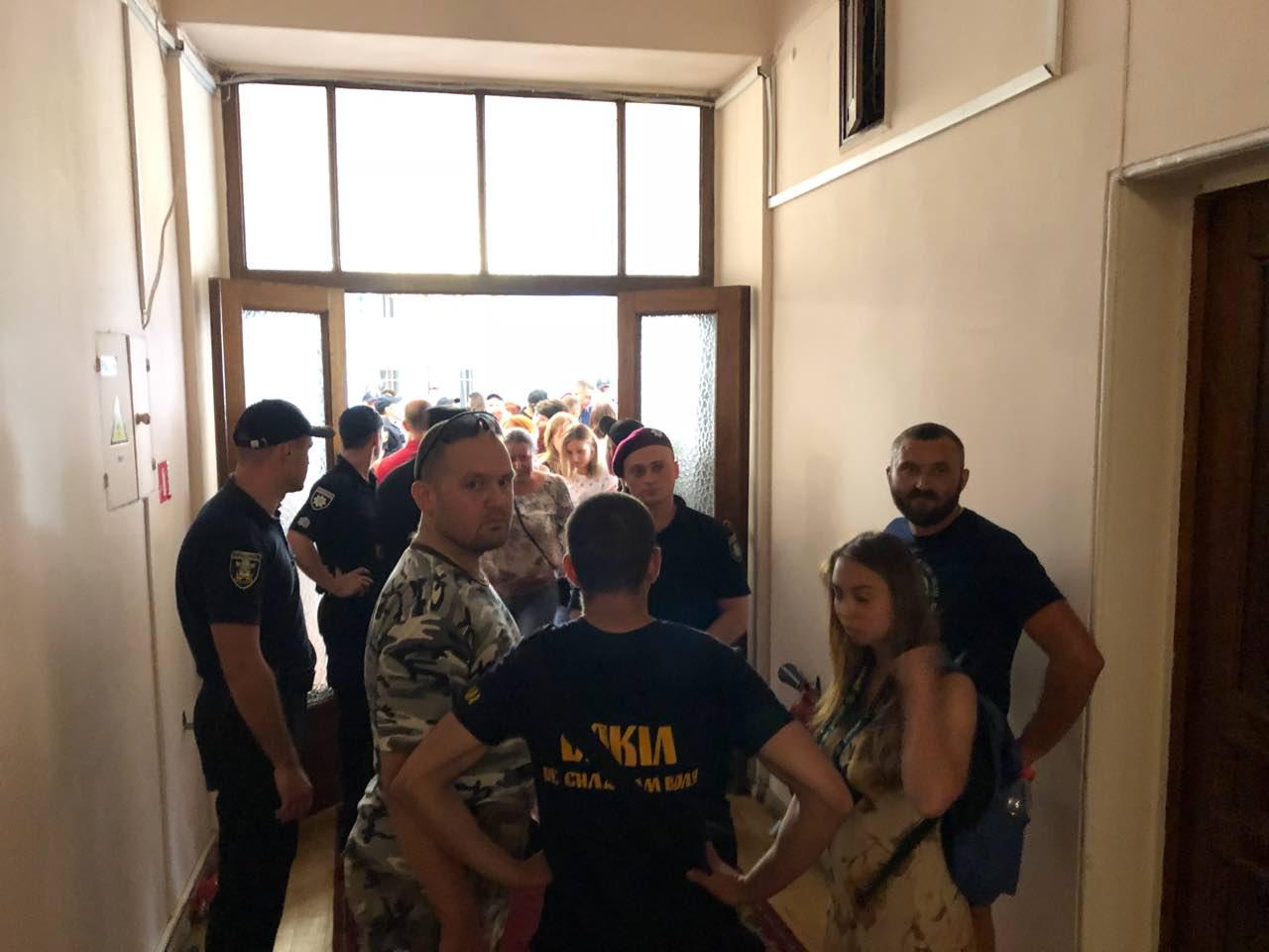 В Николаеве митингующие против эвтаназии бродячих собак подрались с директором Центра защиты животных