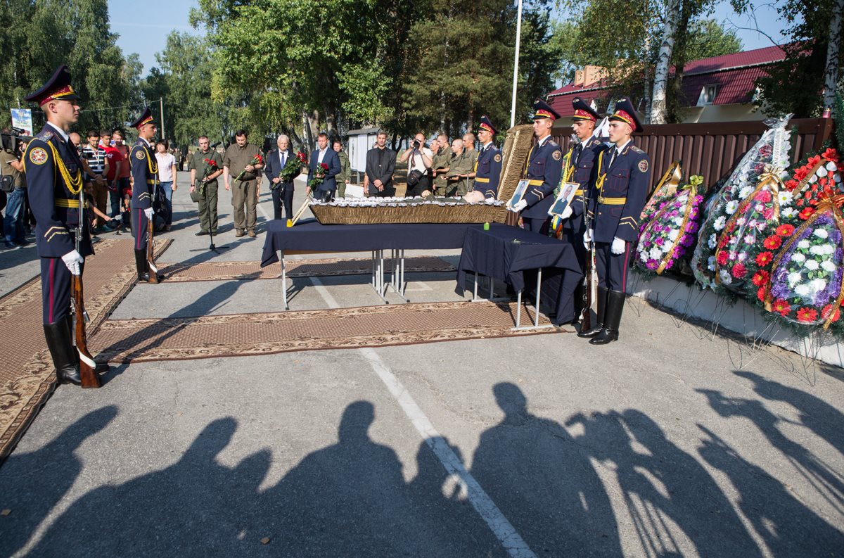 В Новых Петровцах попрощались с погибшим под Радой нацгвардейцем Игорем Дебриным