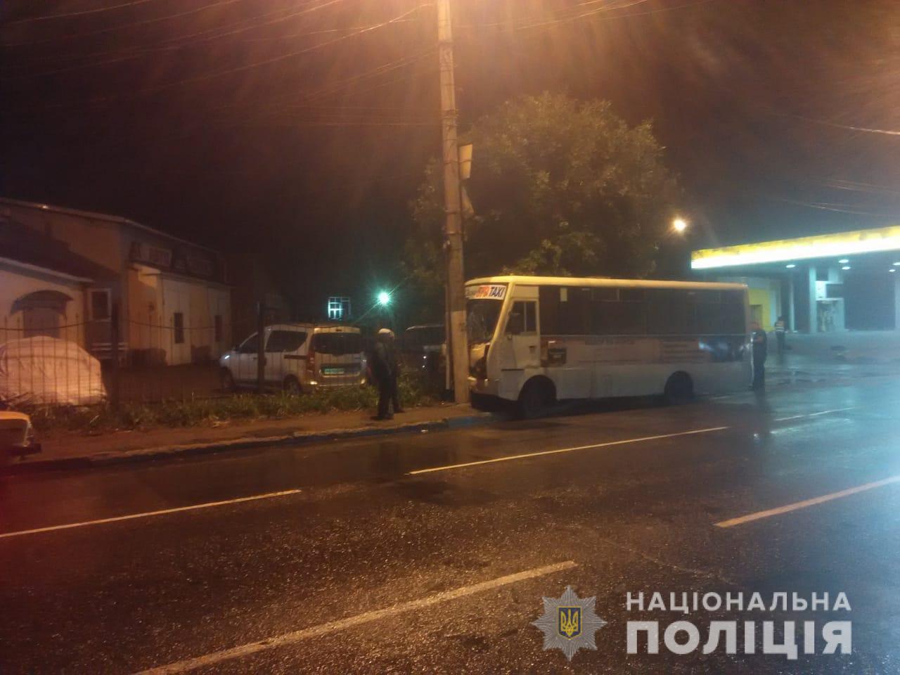 В Одессе маршрутка врезалась в электроопору: среди девяти пострадавших есть дети