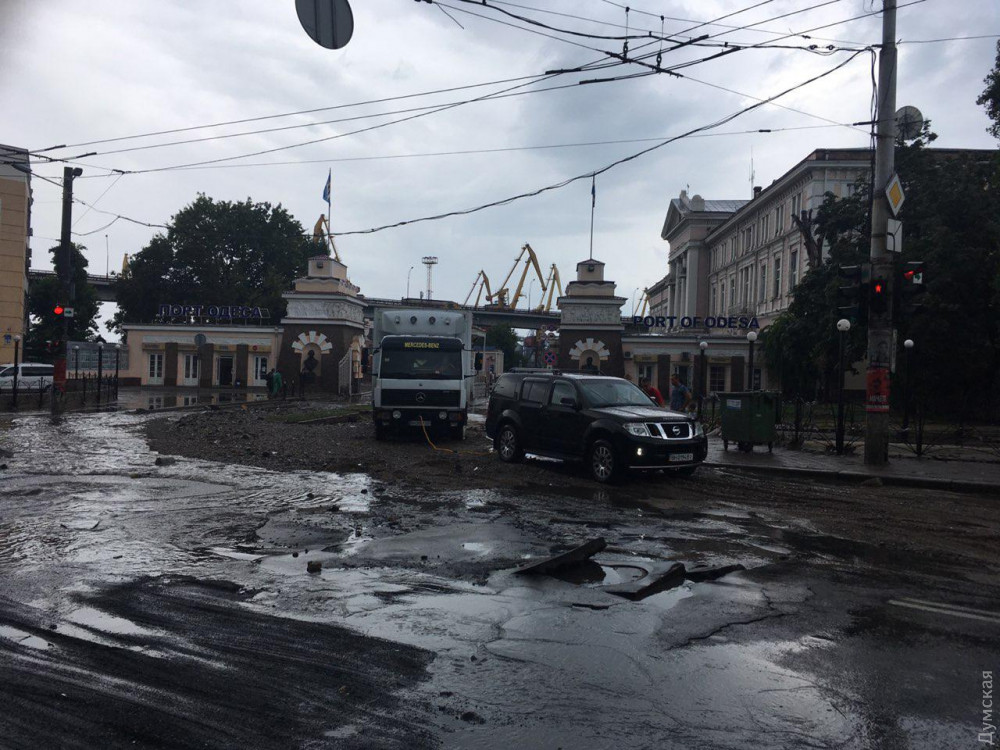 В Одессе сильный ливень затопил улицы и вызвал сложную ситуацию на дорогах