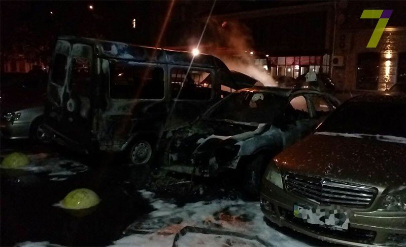 В Одессе за ночь сгорели около 20 автомобилей