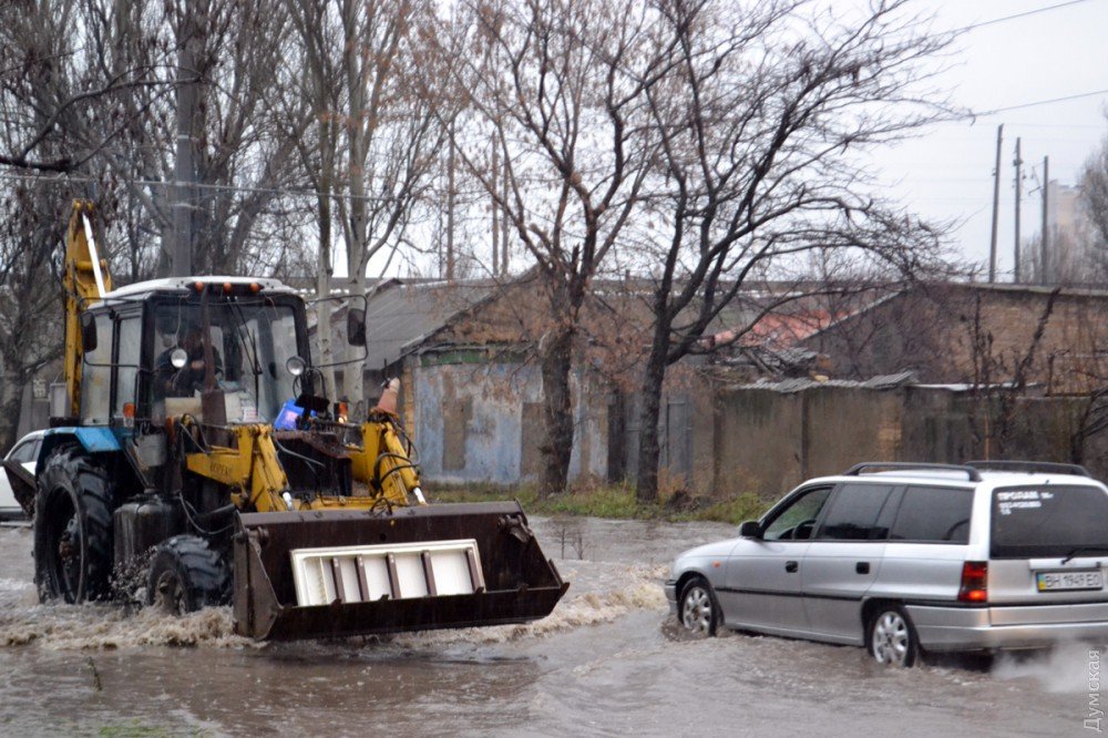 В Одессе затопило несколько улиц: Полиция перекрыла движение