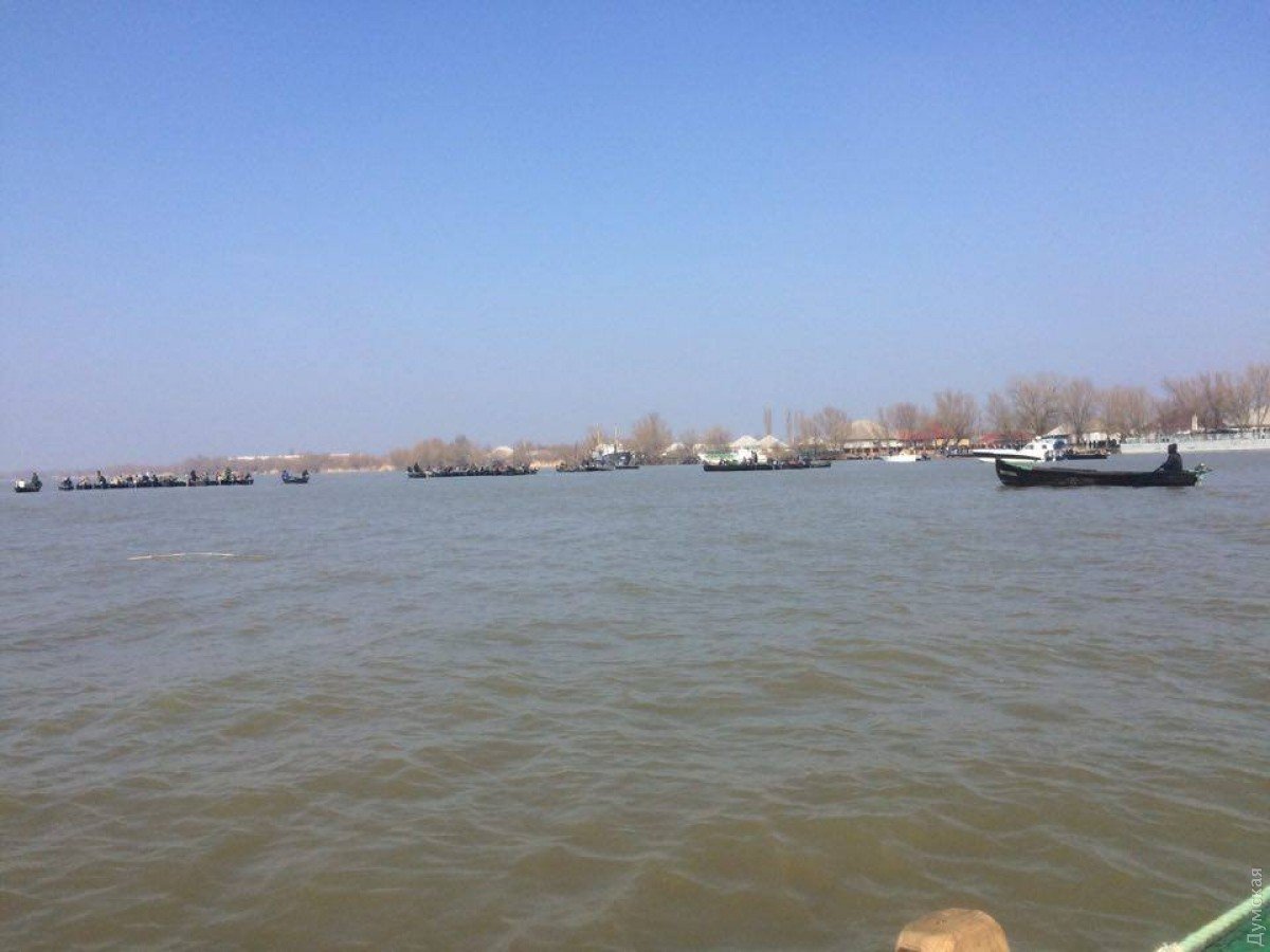 В Одесской области несколько сотен рыбаков на лодках перекрыли Дунай