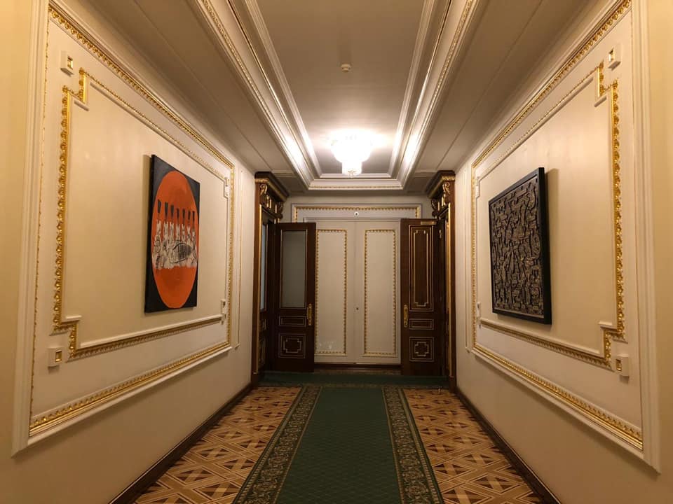 В Офисе президента Зеленского повесили картину с шаурмой (фото)