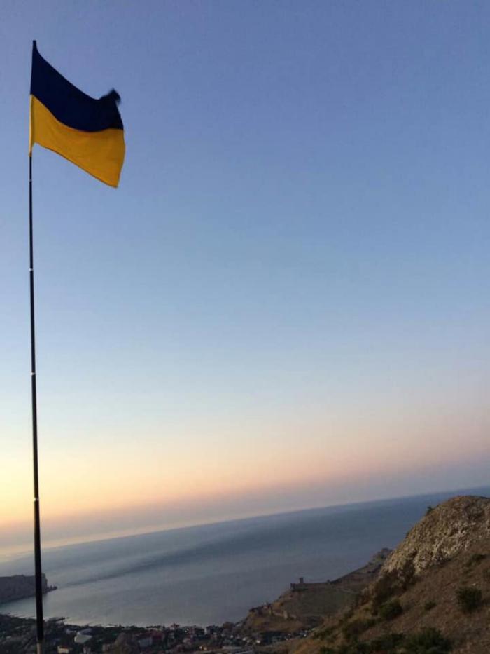 В оккупированном Крыму подняли флаг Украины (ФОТО, ВИДЕО)