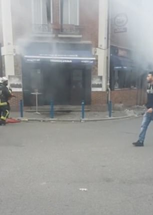 В Париже неизвестный бросил в здание ресторана коктейль Молотова