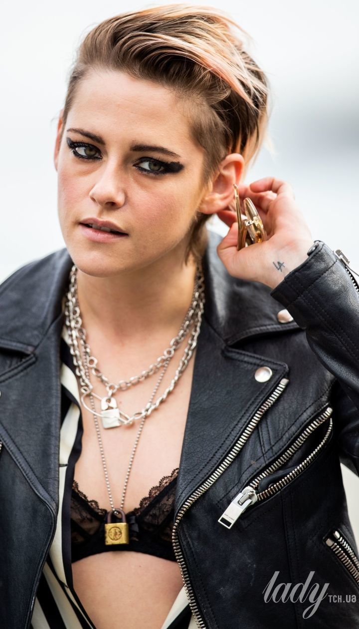 В платье Chanel и с цепью на шее: Кристен Стюарт на кинофестивале в Цюрихе