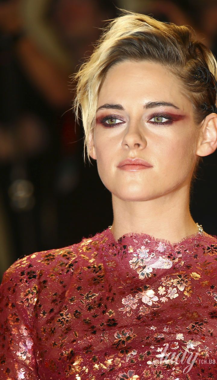 В платье Chanel и с цепью на шее: Кристен Стюарт на кинофестивале в Цюрихе