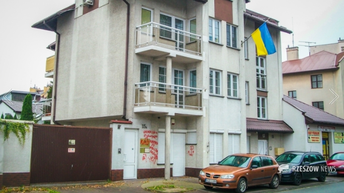 В Польше вандал нарисовал свастику на консульстве Украины