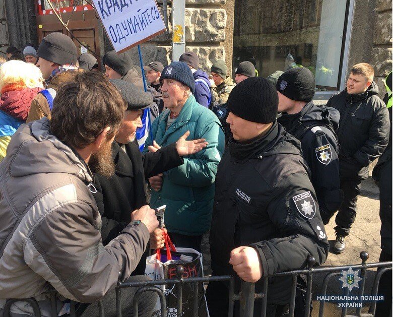 В полиции заявили, что участие в акциях в центре Киева сегодня приняли свыше 5 тыс. человек