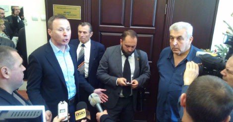 В Полтавском горсовете выбили дверь в кабинет мэра Мамая