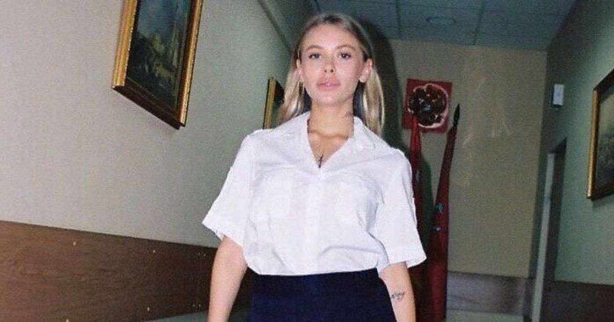 В РФ обольстительная блондинка в форме устроила фотосессию в отделении полиции
