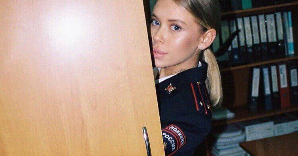 В РФ обольстительная блондинка в форме устроила фотосессию в отделении полиции