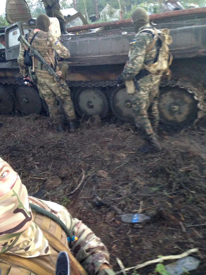 В Ровенской обл. незаконные добытчики янтаря с бронемашиной оказывали сопротивление спецназу полиции