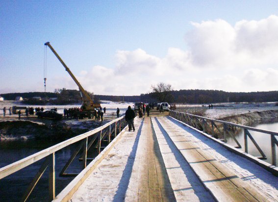 В Ровенской обл. в новогоднюю ночь иномарка упала в реку, погиб водитель