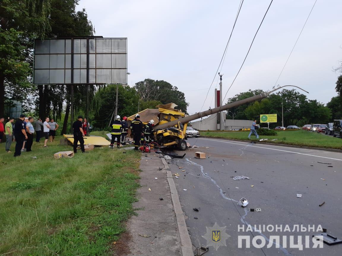 В Ровно автомобиль въехал в электроопору: один человек погиб, еще трое - в больнице