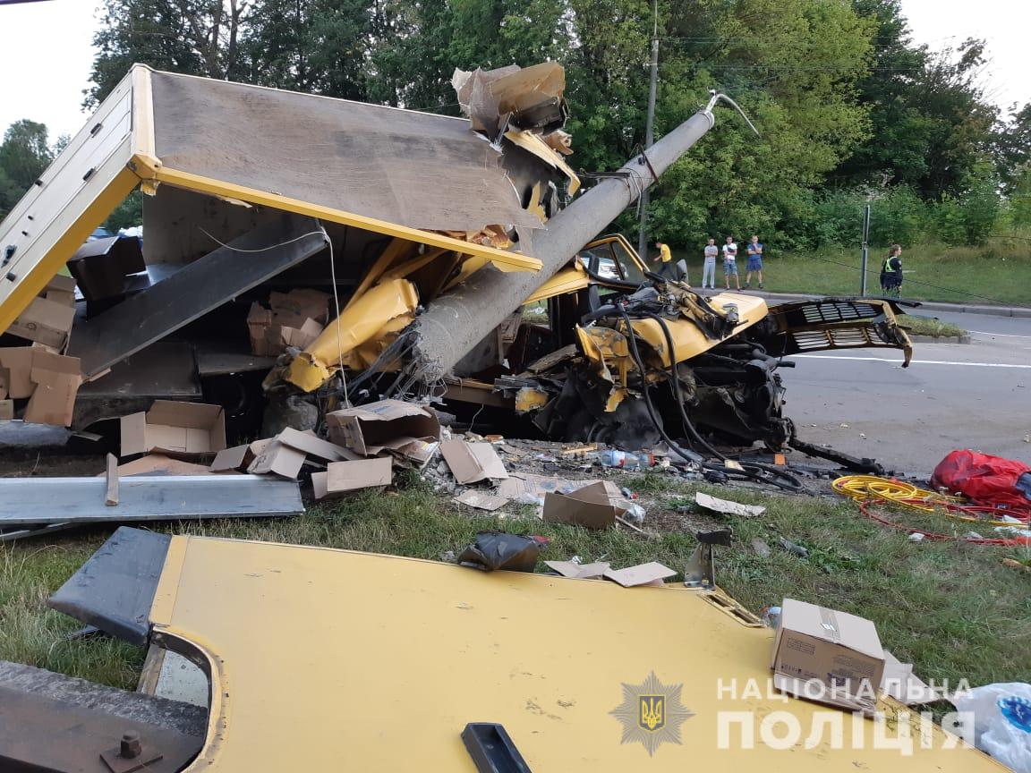 В Ровно автомобиль въехал в электроопору: один человек погиб, еще трое - в больнице
