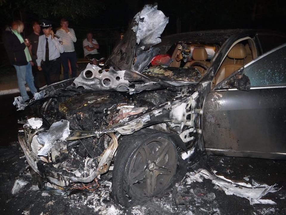 В Ровно горел автомобиль депутата местного горсовета, пострадавших нет