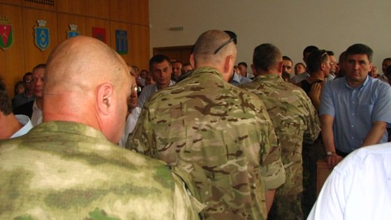 В Ровно на сессии облсовета драка, президиум охраняют спецназовцы